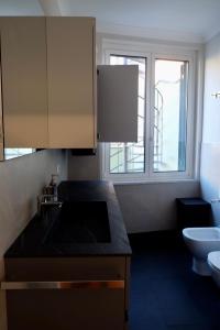 eine Küche mit Spüle und Arbeitsplatte in der Unterkunft Monolocale di pregio Palazzo dei Rolli in Genua