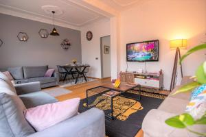 - un salon avec un canapé et une télévision dans l'établissement Taksim Roya Apartment -center of the Istanbul, à Istanbul