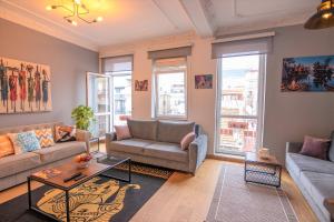 - un salon avec deux canapés et une table dans l'établissement Taksim Roya Apartment -center of the Istanbul, à Istanbul
