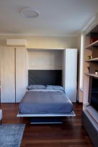 ein Schlafzimmer mit einem großen Bett mit großem Kopfteil in der Unterkunft Monolocale di pregio Palazzo dei Rolli in Genua