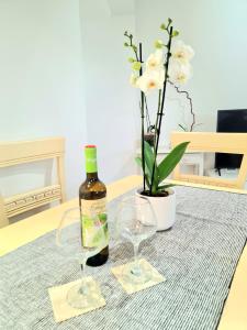 豐希羅拉的住宿－AA Guest - Sol Eco Apartment Lateral Sea Views，桌子上放有一瓶葡萄酒和两杯酒