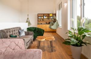 Familienhotel Petschnighof في Diex: غرفة معيشة مع أريكة وطاولة