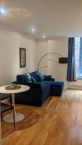 un soggiorno con divano blu e tavolo di #Huge Master Suite #Self check in #Very central!!! a York