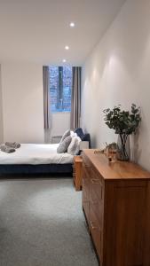 una camera con letto e comò con scrivania di #Huge Master Suite #Self check in #Very central!!! a York