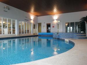 - une grande piscine dans une chambre d'hôtel dans l'établissement 24 Burgh Island Causeway, à Bigbury on Sea