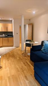 un soggiorno con divano blu e tavolo di #Huge Master Suite #Self check in #Very central!!! a York