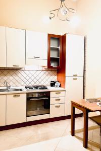 Ett kök eller pentry på La Reggia apartment