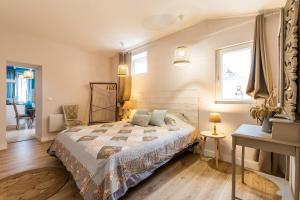 una camera con letto, tavolo e finestra di Gîte bien être sauna et spa a Vertheuil-en-Médoc