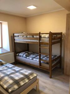 a room with two bunk beds in a room at GOLENICKA PRZYSTAŃ in Golenice
