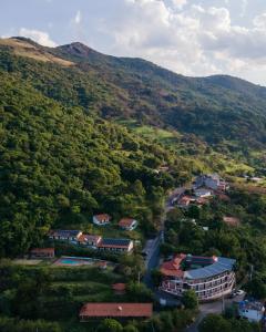 una vista aérea de un pueblo en una montaña en Pousada Spa Saúde Melhor en Extrema