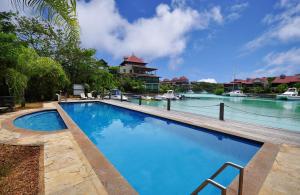 Bazén v ubytování Eden Island, Beach front, Luxury, 3 Bed Ensuite, WiFi nebo v jeho okolí
