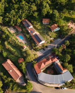 エストレーマにあるPousada Spa Saúde Melhorの道路とプールのある家の頭上の景色