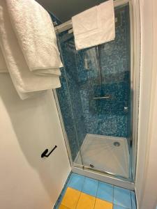 eine Dusche mit Glastür im Bad in der Unterkunft L'Escale ZEN in Tulle