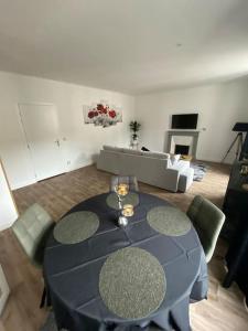 a living room with a black table and chairs at L'Escale ZEN in Tulle