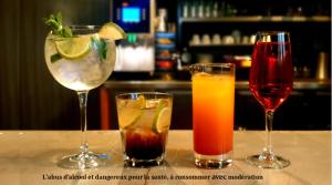 quattro bicchieri di diversi tipi di bevande su un tavolo di ibis budget Aéroport Lyon Saint Exupéry a Saint-Exupéry