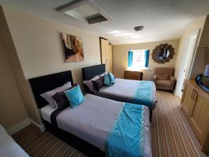 Habitación de hotel con 2 camas y sofá en KGT House, en Dublín