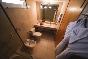 een badkamer met een wastafel, een toilet en een spiegel bij Casa D'or Hotel in Beiroet
