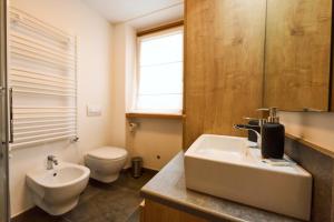 bagno con lavandino e servizi igienici di Casa al Sole Apt. 2 a Pinzolo