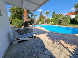 Kolam renang di atau dekat dengan Mediterranean poolside garden cottage
