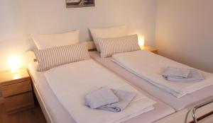 two beds in a small room with towels on them at Bruno in Fulgen