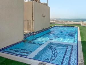 Bazén v ubytování Minimalistic Studio in the heart of Dubai Marina nebo v jeho okolí