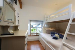 Dapur atau dapur kecil di CROYDE WISTERIA COTTAGE 4 Bedrooms