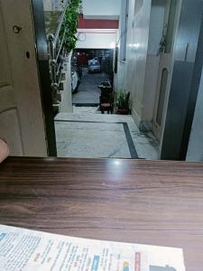 uitzicht op een hal met een tafel in een gebouw bij HOTEL DEVDOOT in Rajgir