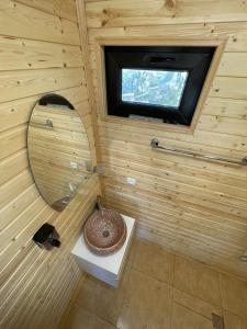 Lavdila في ميستيا: حمام مع حوض ومرآة