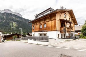 セストにあるCasa Amiの通路脇の木造家屋