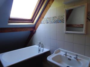 Kúpeľňa v ubytovaní Villa in Normandy with Beach Access + 22 fotografií