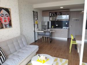 salon z białą kanapą i kuchnią w obiekcie You Suite by INN w mieście Santa Cruz de la Sierra