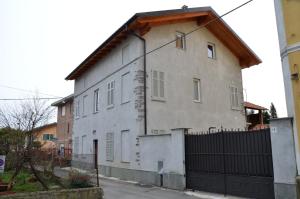a white house with a black fence at "B&B Sans égal", con CAMERE PRIVATE e APPARTAMENTI al PIANO TERRA a Biella in Biella