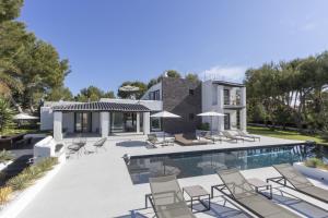 サン・ジョセップ・デ・サ・タライアにあるMagical Ibizan Villa Walking Distance To The Beach Es Vedre Style 6 Bedrooms Fabulous Sea Views San Joseのスイミングプール付きヴィラのイメージ