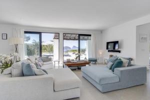 サン・ジョセップ・デ・サ・タライアにあるMagical Ibizan Villa Walking Distance To The Beach Es Vedre Style 6 Bedrooms Fabulous Sea Views San Joseのリビングルーム(ソファ2台、テーブル付)