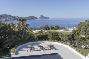 サン・ジョセップ・デ・サ・タライアにあるMagical Ibizan Villa Walking Distance To The Beach Es Vedre Style 6 Bedrooms Fabulous Sea Views San Joseのヴィラから海の景色を望めます。