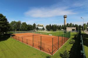 einen Blick über einen Tennisplatz mit Wasserturm in der Unterkunft Gargždų pramogos in Gargždai
