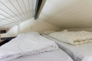 Postel nebo postele na pokoji v ubytování Aurora River Camp Glass igloos & cabins