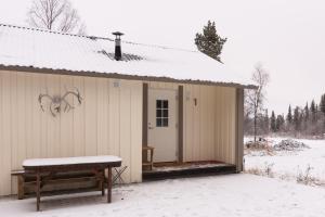 Aurora River Camp Glass igloos & cabins v zimě