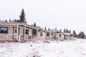 Aurora River Camp Glass igloos & cabins v zimě