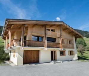 Cette grande maison en bois dispose d'un balcon et d'un garage. dans l'établissement Cozzy appart dans chalet vue Mont-Blanc 2 chambres, à Megève
