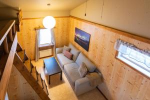 Posezení v ubytování Aurora River Camp Glass igloos & cabins