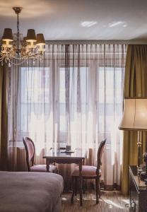Posteľ alebo postele v izbe v ubytovaní HENRI Hotel Wien Siebterbezirk