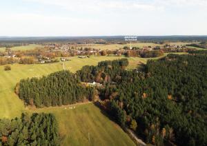 einen Blick über ein Feld mit Bäumen und ein Schild in der Unterkunft Apartmány Na hrnčírně in Suchdol nad Lužnicí