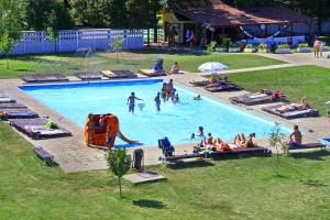 Bazén v ubytování Chatova osada Family Resort Thermalpark inclusiv nebo v jeho okolí + 15 fotografií