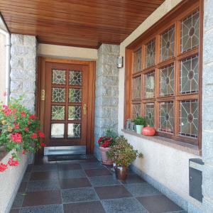 a front door of a house with potted plants at Zur Tischlerei in Großröhrsdorf