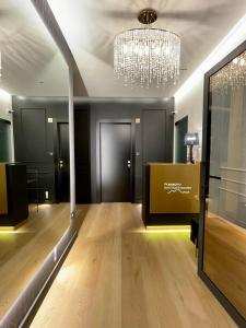 hol z żyrandolem i recepcją w obiekcie Plebiscito Boutique Rooms w mieście Neapol