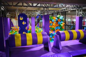 een kinderspeelplaats met 2 glijbanen en een kleurrijke speeltuin bij FUNARENA CHEB 