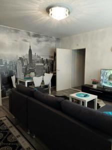 sala de estar con sofá y vistas a la ciudad en Anchor´s Nest, en Rovaniemi