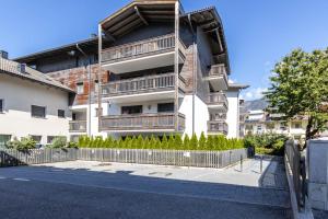 um edifício de apartamentos com uma cerca em frente em Casa Fiammetta em Brunico