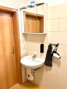a bathroom with a sink and a mirror at Stadtmitte im Zentrum von Itzehoe aber ruhig in Itzehoe